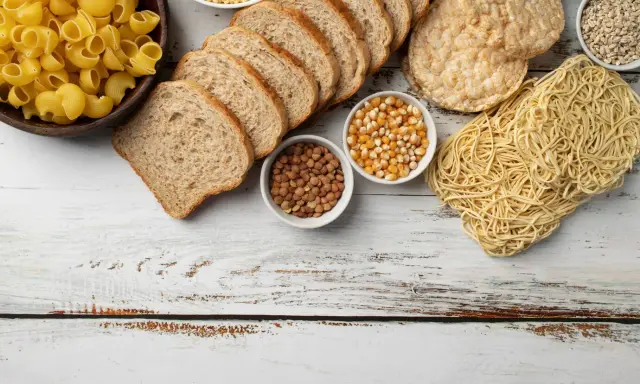 Chleb, makaron i kasza to produkty, w których jest gluten. Obok kukurydza, soczewica i wafle ryżowe.