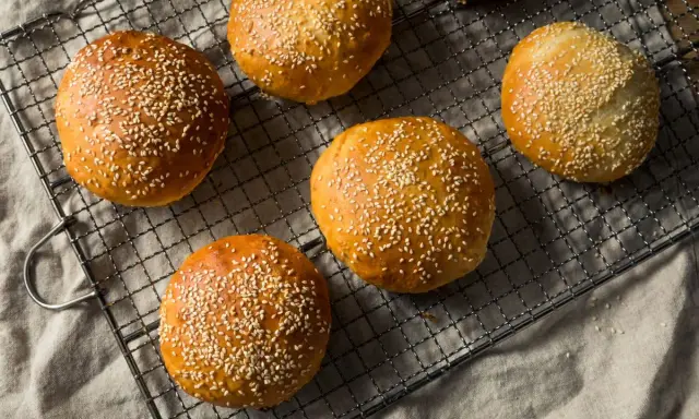 Bułeczki z mąki orkiszowej posypane sezamem, idealne na burgery lub jako dodatek do posiłków. Co można zrobić z mąki orkiszowej? Pyszne wypieki!