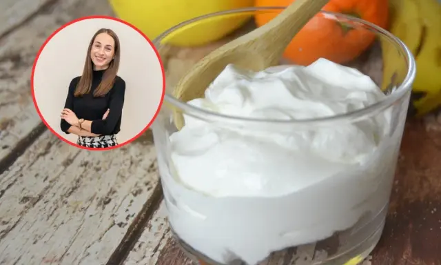 Uśmiechnięta kobieta i pyszny, kremowy skyr na keto. Idealny wybór na zdrowy posiłek.