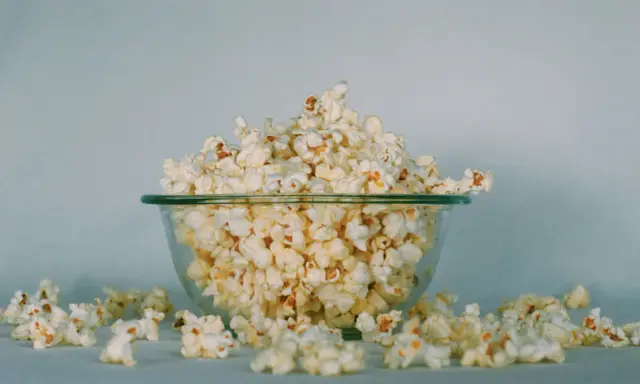 Miska pełna puszystego popcornu, idealna przekąska na keto wieczór filmowy.
