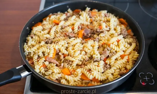 Makaron świderki z mięsem mielonym i marchewką na patelni. Prosty sposób, jak ugotować makaron świderki.