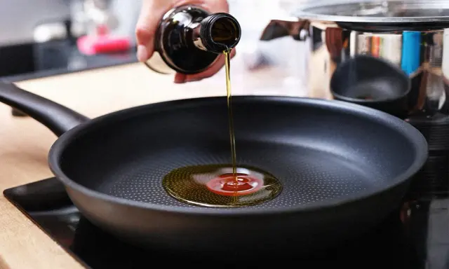Olej wlewany do patelni. Szukasz alternatywy, czym zastąpić olej kokosowy?