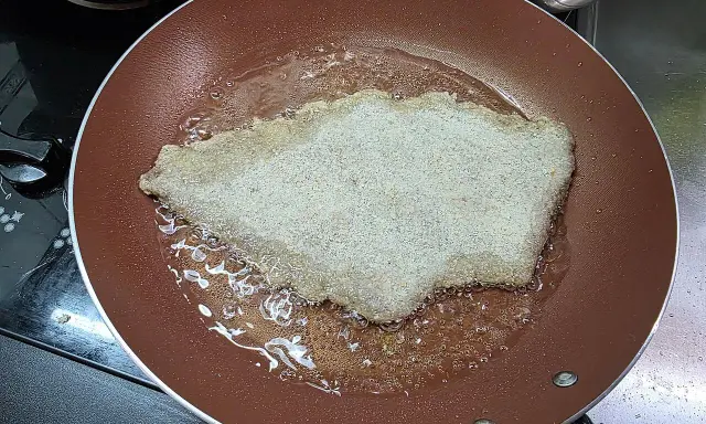 Kotlet panierowany smaży się na gorącym oleju. Idealny olej do smażenia to taki, który ma wysoki punkt dymienia.