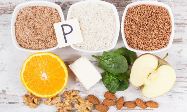 Produkty bogate w fosfor: otręby, ryż, gryka, pomarańcza, ser, szpinak, jabłko, orzechy włoskie i migdały.