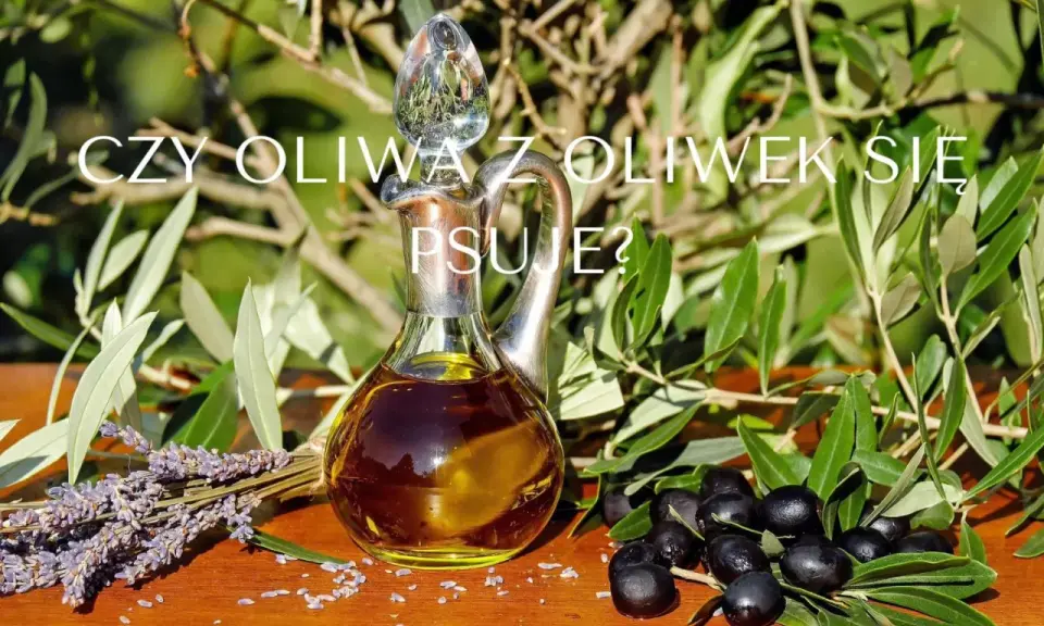 Elegancka karafka z płynnym złotem - osad w oliwie z oliwek. Obok gałązki oliwne, czarne oliwki i lawenda.