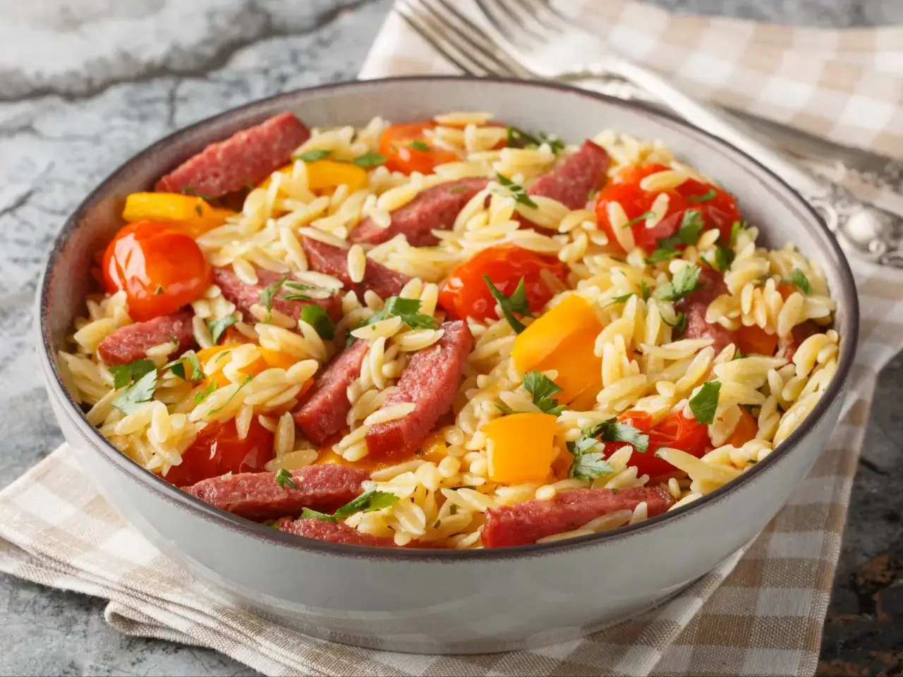 Pyszny makaron orzo jak gotować: z kiełbasą, pomidorkami i papryką. Idealny na szybki obiad.