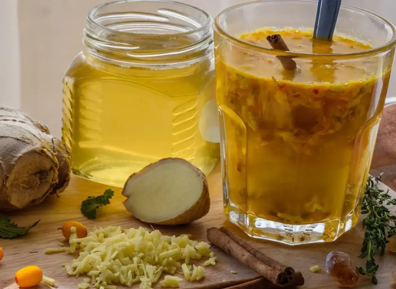 Mieszanka imbiru, miodu i octu jabłkowego &ndash; tak wygląda oxymel. Naturalny syrop na przeziębienie.