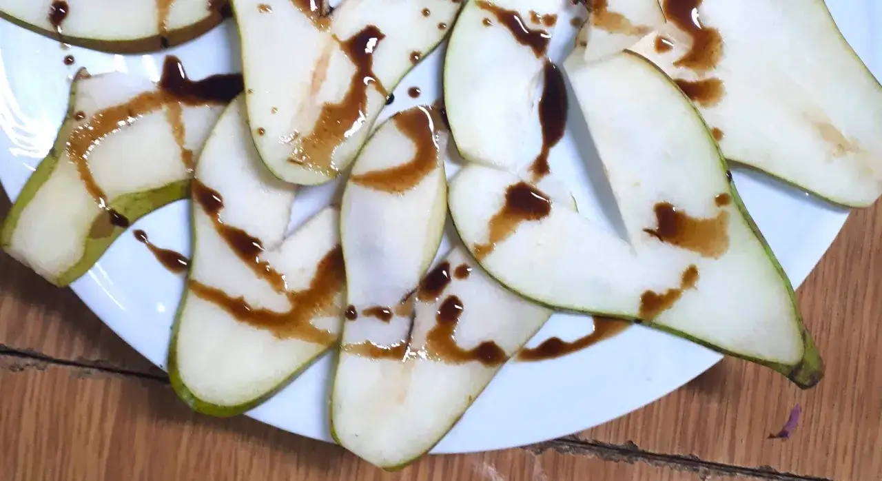 Kawałki gruszki polane gęstym octem balsamicznym. Prosty spos&oacute;b, jak zrobić gęsty ocet balsamiczny, by podkreślić smak owoc&oacute;w.