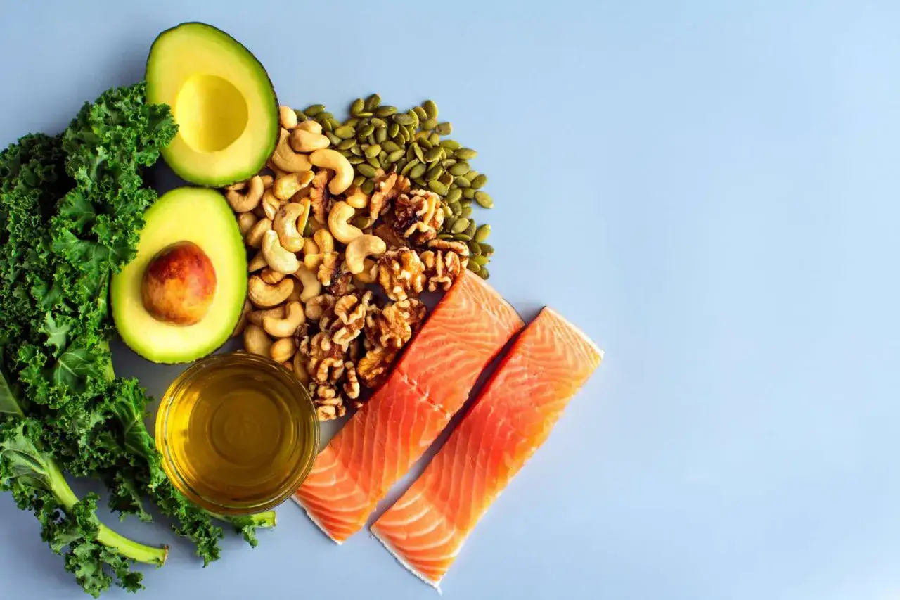 Awokado, łosoś, orzechy i nasiona – to produkty, co jeść aby obniżyć kortyzol. Zdrowe tłuszcze i omega-3 wspierają równowagę.