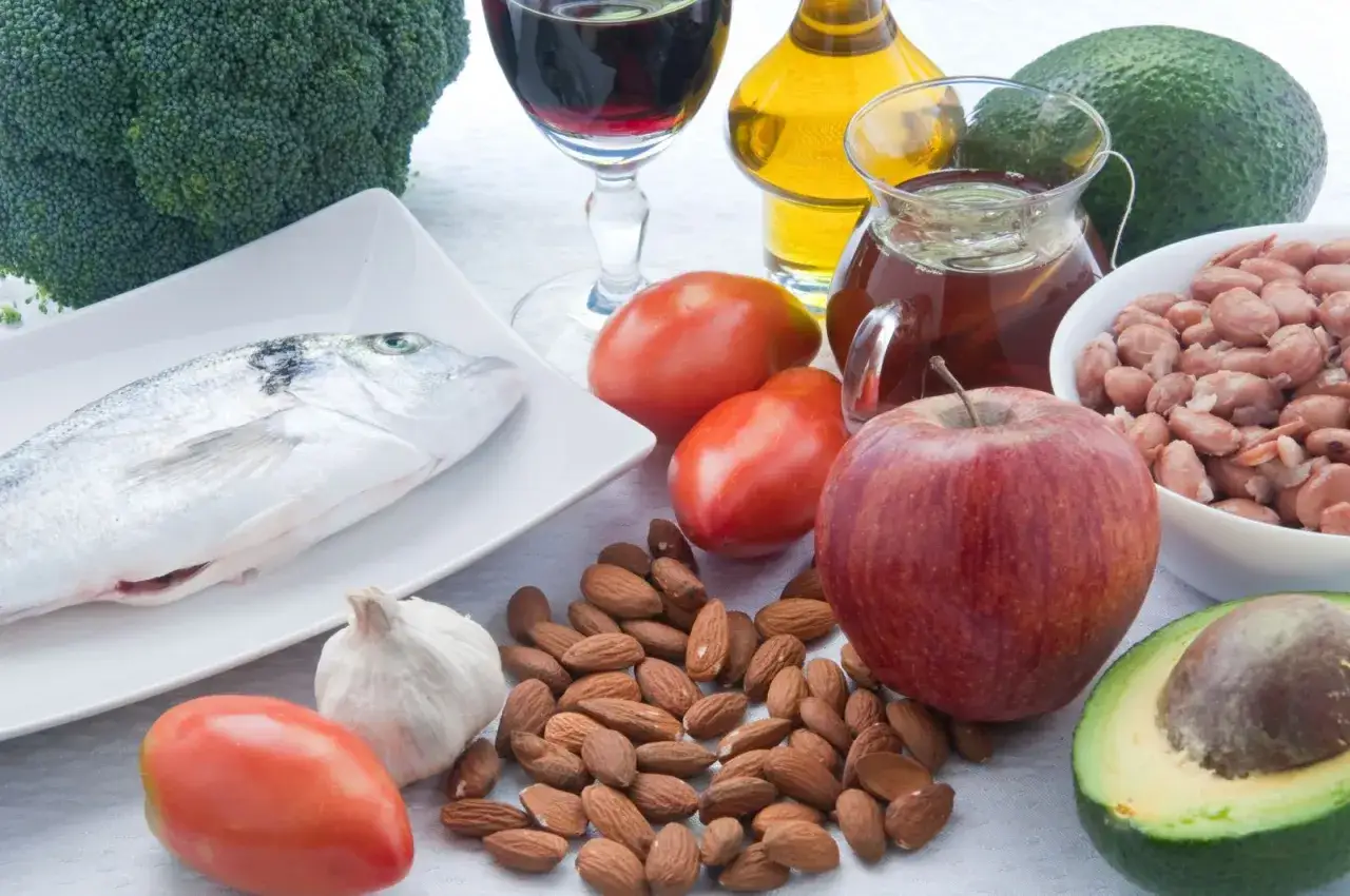 Zdrowa dieta: ryba, jabłko, awokado, migdały i inne owoce obniżające cholesterol.