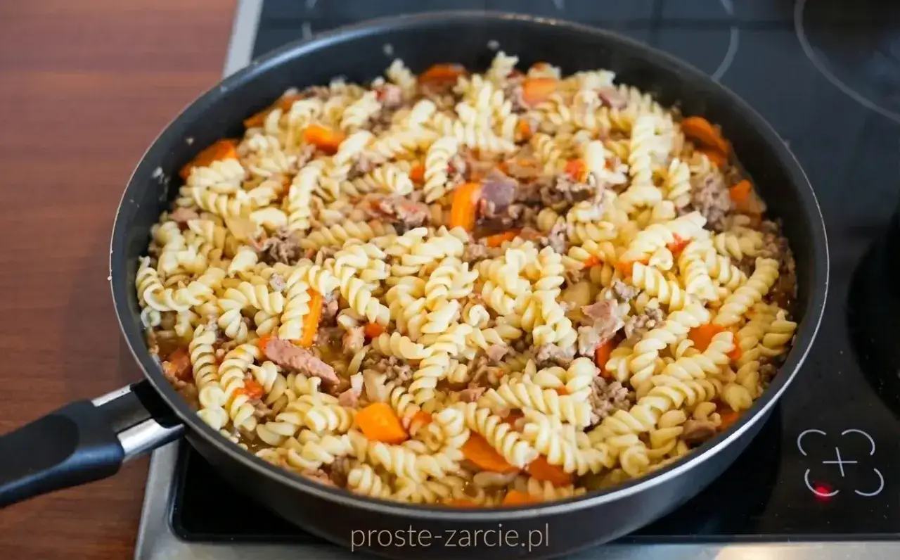 Makaron świderki z mielonym mięsem i marchewką na patelni. Prosty przepis, jak ugotować makaron świderki.