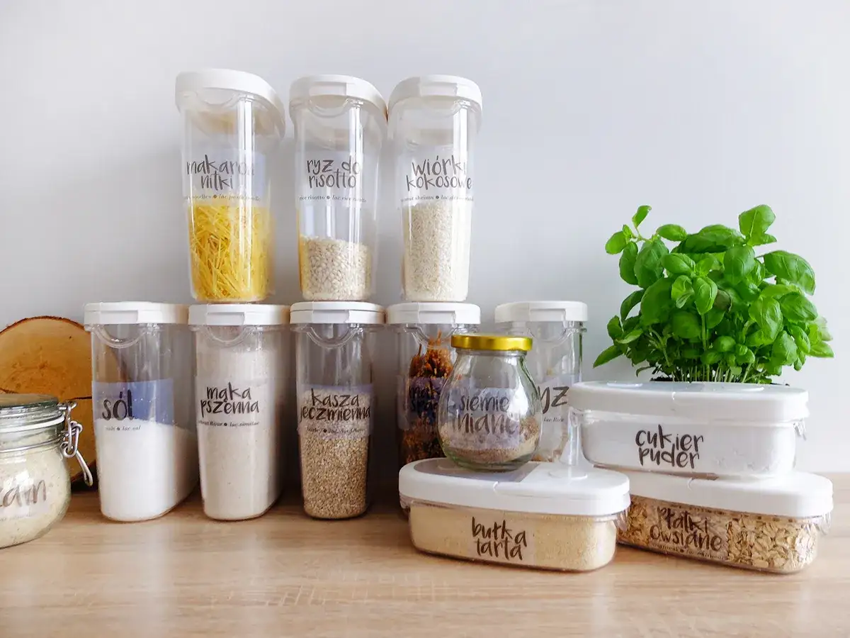 Przechowywanie produkt&oacute;w spożywczych w szczelnych pojemnikach, jak makaron, ryż, mąka, s&oacute;l, kasza, cukier puder, płatki owsiane, czy siemię lniane, zapobiega ich psuciu się.